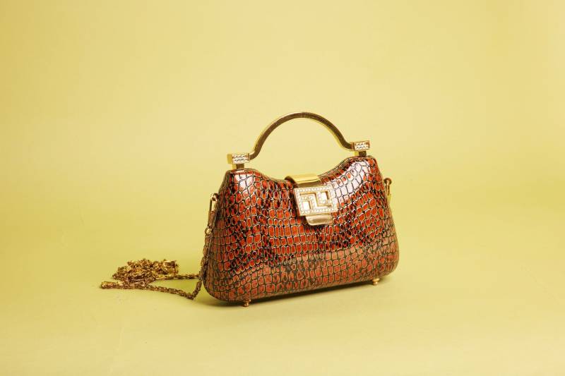 80Er Jahre Braun Gold Hardware Strass Kleine Clutch Vintage Krokodildruck Cross Body Kette Geldbörse von BranchesVintage