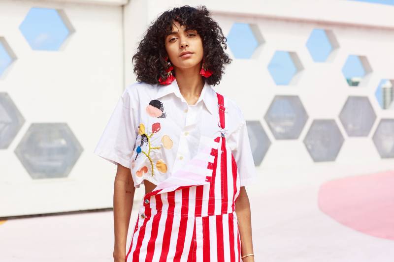 80Er Jahre Weiße Abstrakte Handbemalte Bestickte Crop Top Vintage Nachgearbeitete Bluse von BranchesVintage