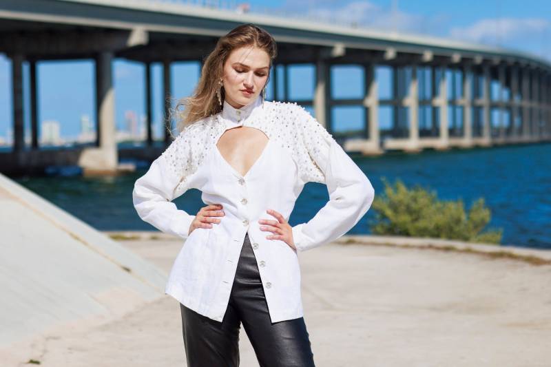 80Er Jahre Weiß Perle Strass Langarm Blazer Vintage Strukturierte Cutout Leinen Minimal Jacke von BranchesVintage