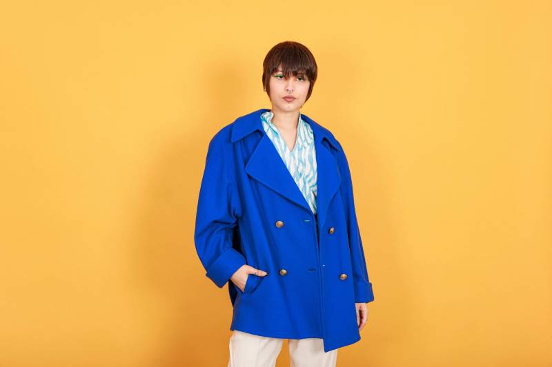 80Er Jahre Royal Blau Oversize Zweireiher Mantel Vintage Wolle Strukturierte Gold Knopf Jacke von BranchesVintage