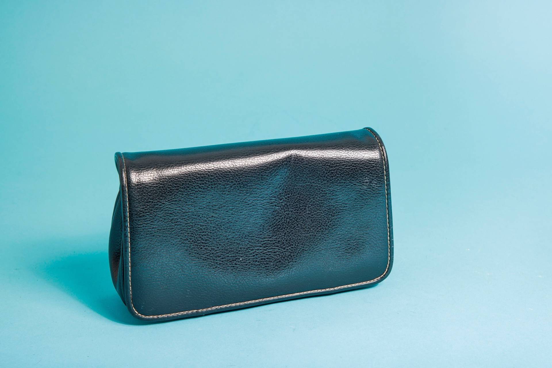 90Er Jahre Schwarze Genähte Strukturierte Leder Clutch Vintage Kleine Liz Claiborne Geldbörse von AppleBranchesVintage