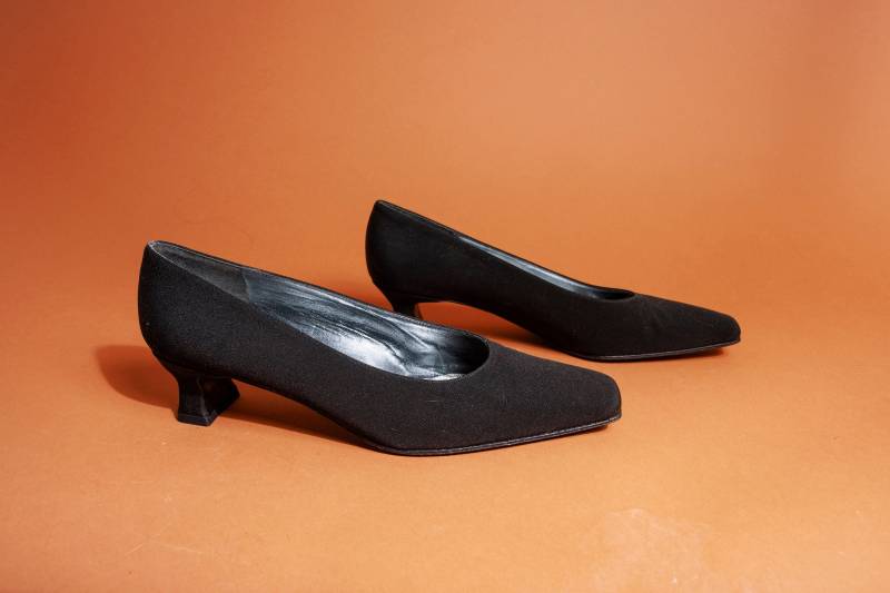 90S Black Classic Stuart Weitzman Designer Heels Vintage Fabric Statement Heel Schuhe von BranchesVintage