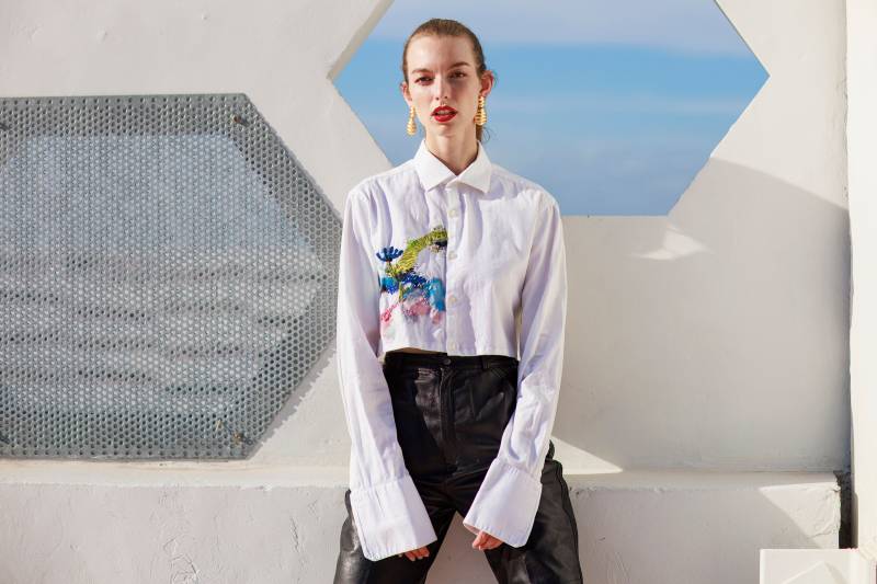 Weiße Blaue Baumwolle Handbemalte Abgeschnittene Bestickte Bluse Vintage Abstrakte Malerei Handgemachtes Upcycling Crop Top von BranchesVintage