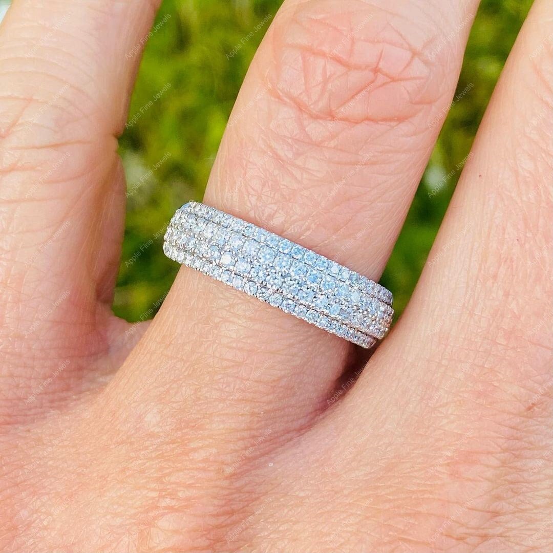 Moissanit Ehering Damen, Micro Pave Band, Sterling Silber Breites Band Ring, Halb Eternity Breites Hochzeitsband, Jubiläumsband von AppleFineJewels