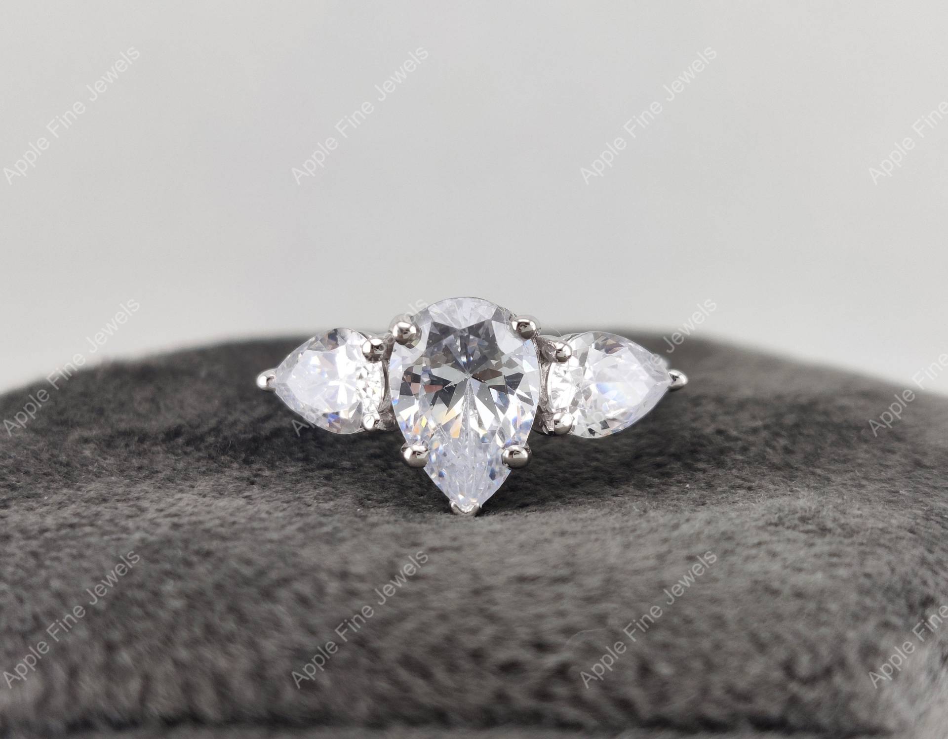 Pear Shaped Moissanit Ring, 3 Stein Verlobungsring, 925 Silber Trilogy Ehering, Tropfen Versprechen Ringe Für Frauen von AppleFineJewels