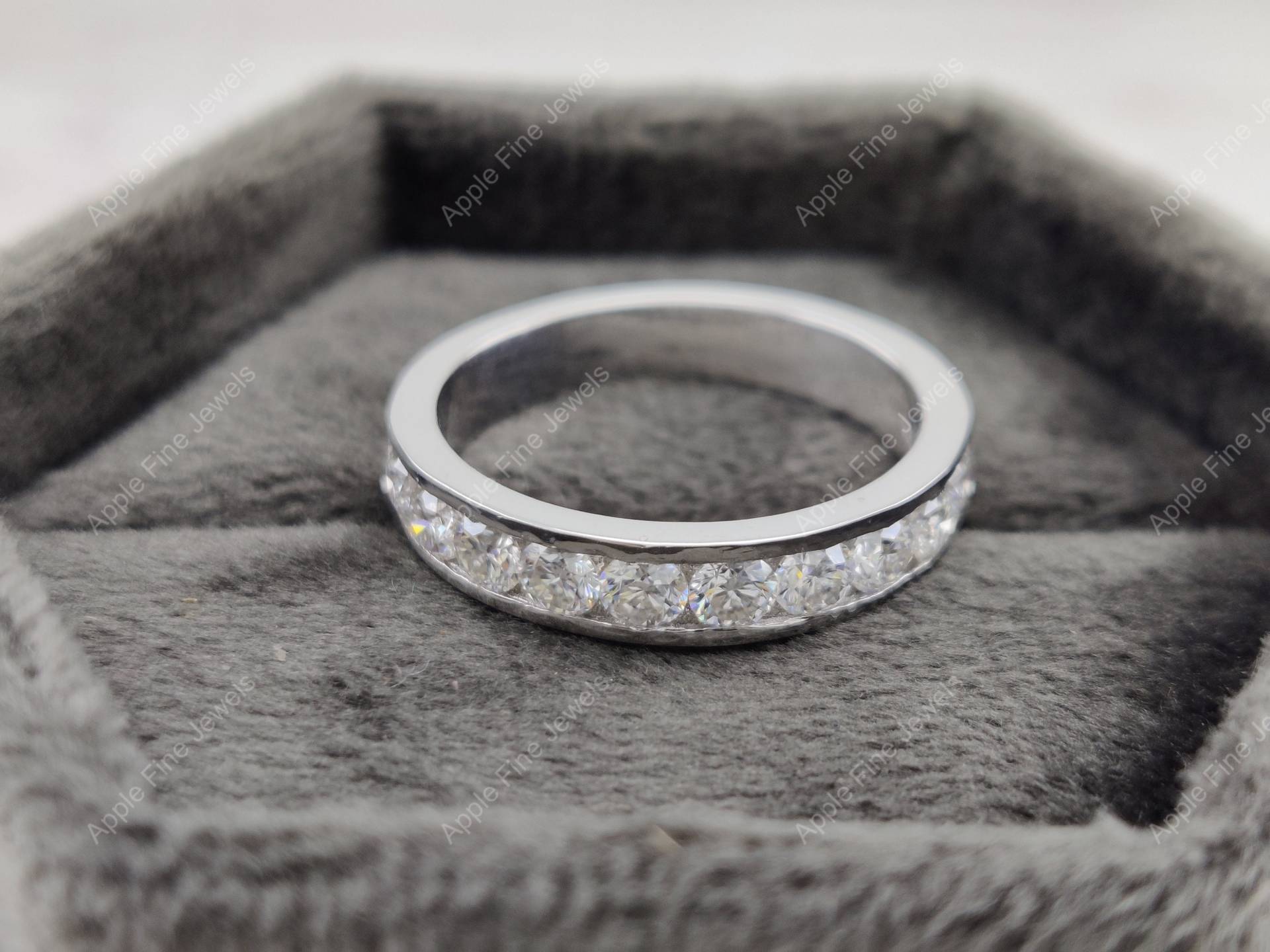 Runde Moissanit Halbe Ewigkeit Eheringe Frauen, Ring Band, Stapelbare Ringe Für Channel Set Jubiläumsbänder von AppleFineJewels