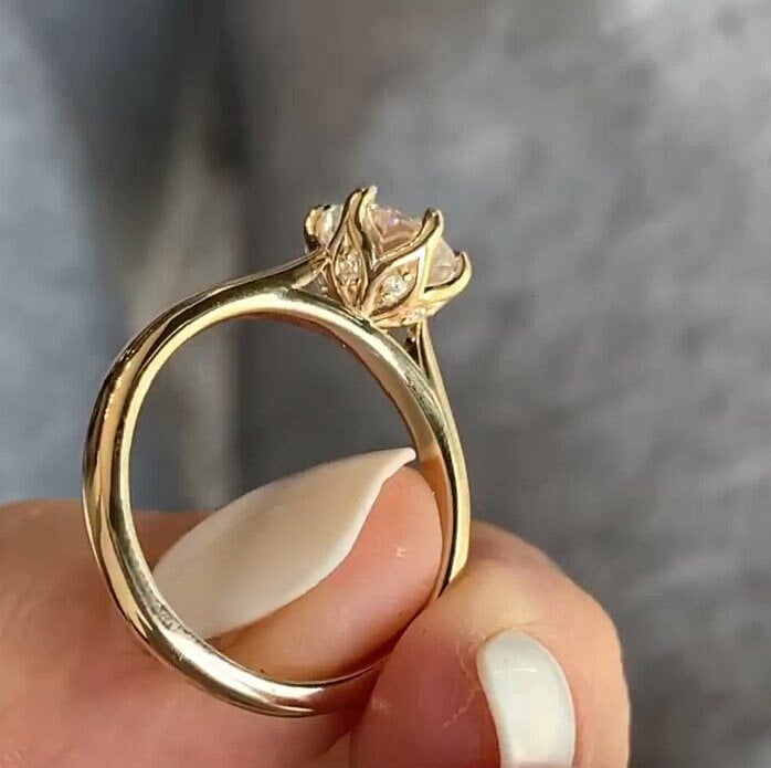 Runder Moissanit Solitär Einzigartiger Verlobungsring, Floraler Natur Inspirierter Ring, Tulpenfassung 1, 25 Karat Ring Für Frauen von AppleFineJewels