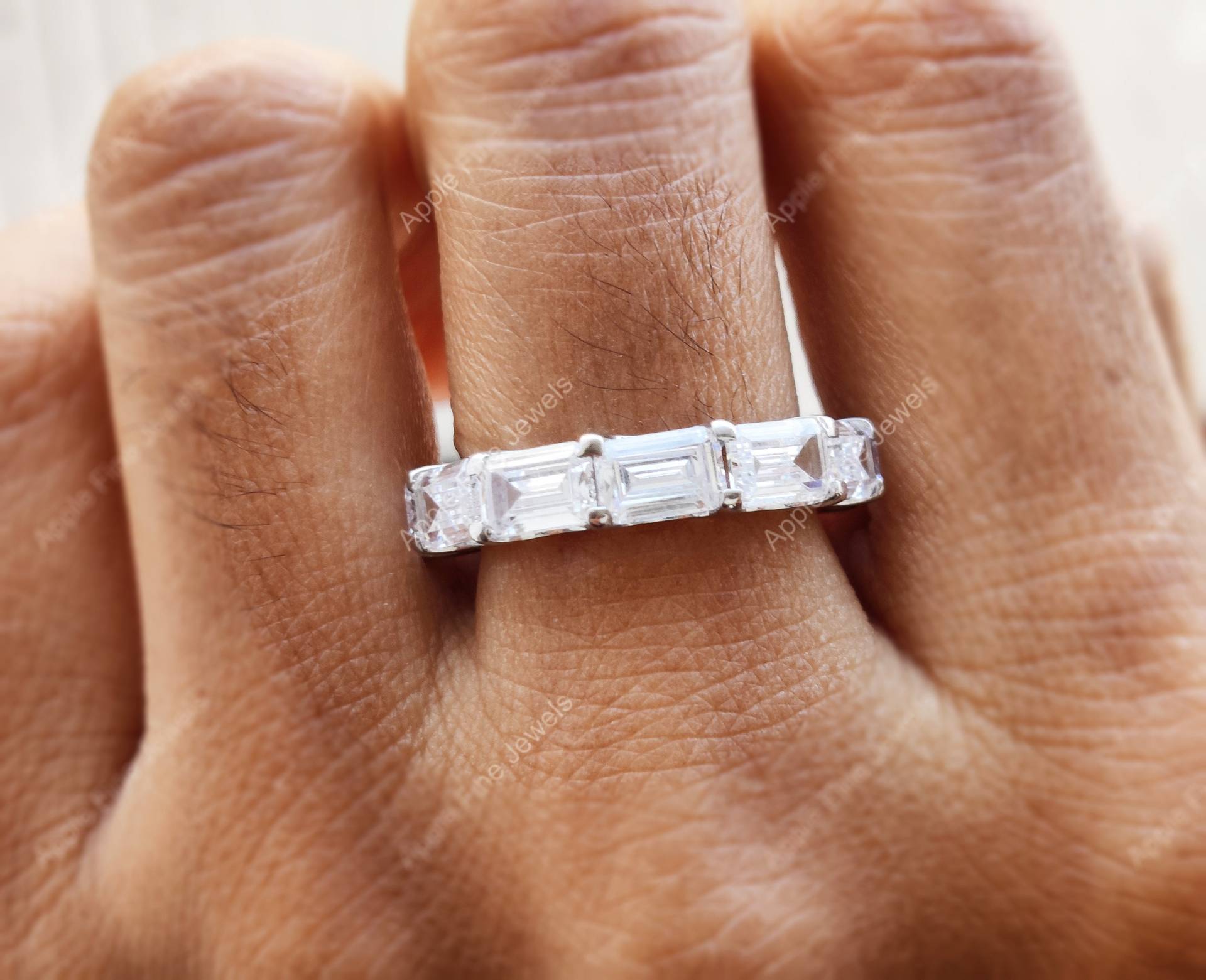 Smaragdschliff Eheringe Damen, Full Eternity Band, Stapelbare Ringe Für Frauen, Ost Nach West Smaragd Ring, Silber Lab Created Diamond Band von AppleFineJewels