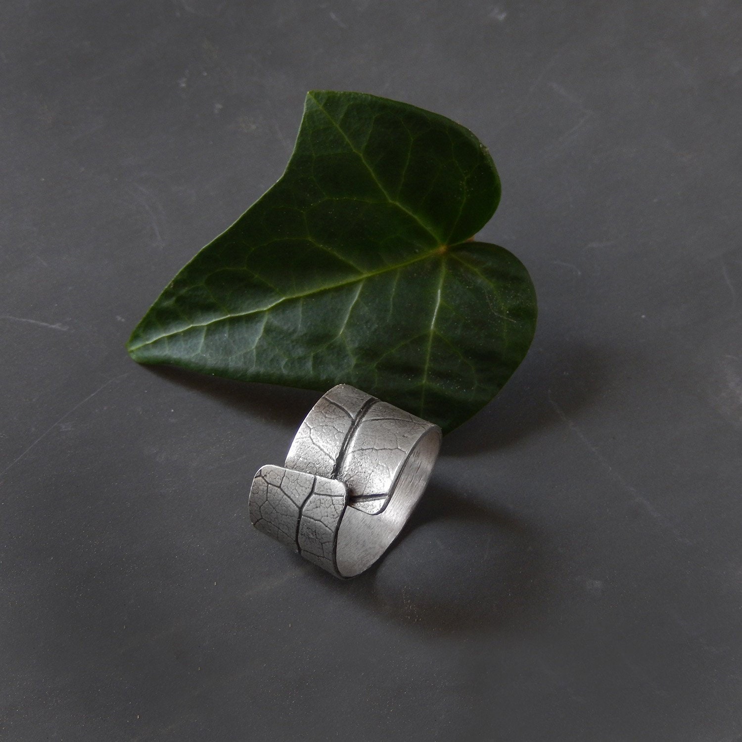 Handgefertigter Efeublatt-Ring Aus Sterling Silber Handgefertigter Efeublatt-Ring Aus Sterling Silber von AppleNamedD