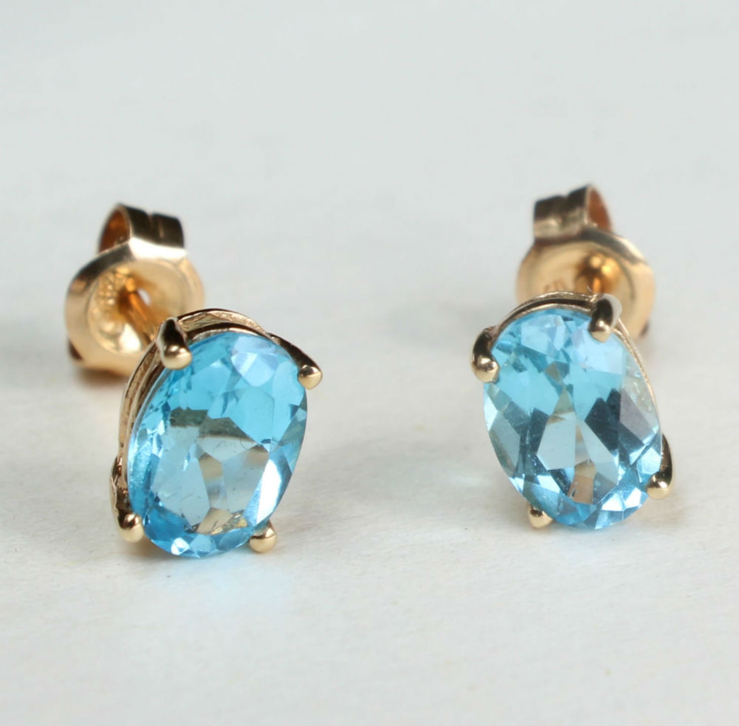 14K Gold Blautopas Ohrringe Oval Cut Post Ohrstecker 14K Gold Blautopas Ohrringe Oval Cut Post Ohrstecker von Appleloosa