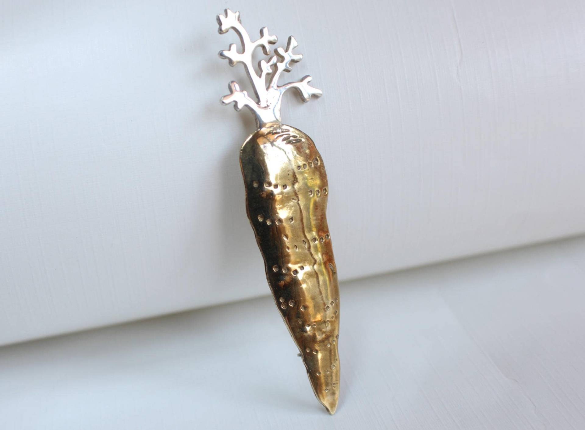 Wurzelgemüse Karotte Pin Brosche Sterling Silber Gemüse Garten Schmuck Wurzelgemüse Karotte Pin Brosche Sterling Silber Gemüse Garten Schmuck von Appleloosa