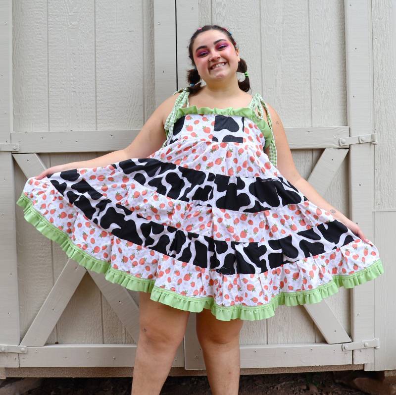 Erdbeer-Kuh-steppkleid von ApplesauceBySasha