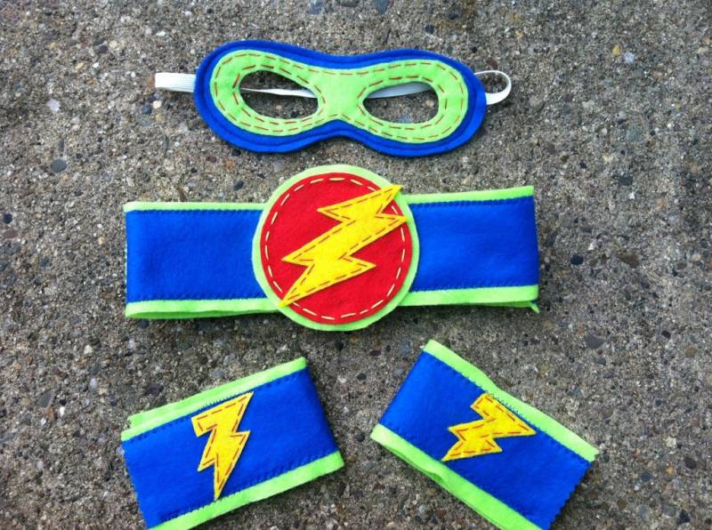 Jungen Superheld Maske/Manschetten/Gürtel Set - Weihnachtliche Kostüm-Customize - Accessoire-Superheld Dress Up Party von ApplesauceLLC