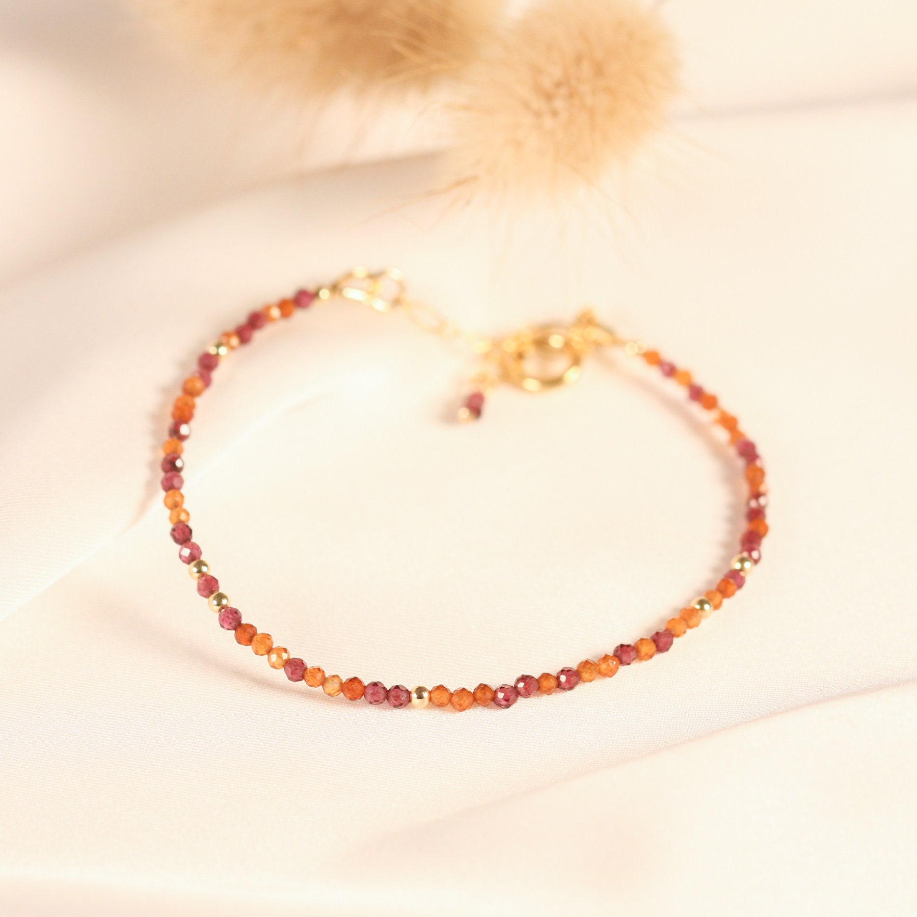 Armband „Twilight" Aus Halbedelsteinperlen, Feinen Granatsteinen Sowie Rotem Und Orangefarbenem Hessonit. Buntes, Dünnes Boho-Armband von ApresLaPluieBijoux