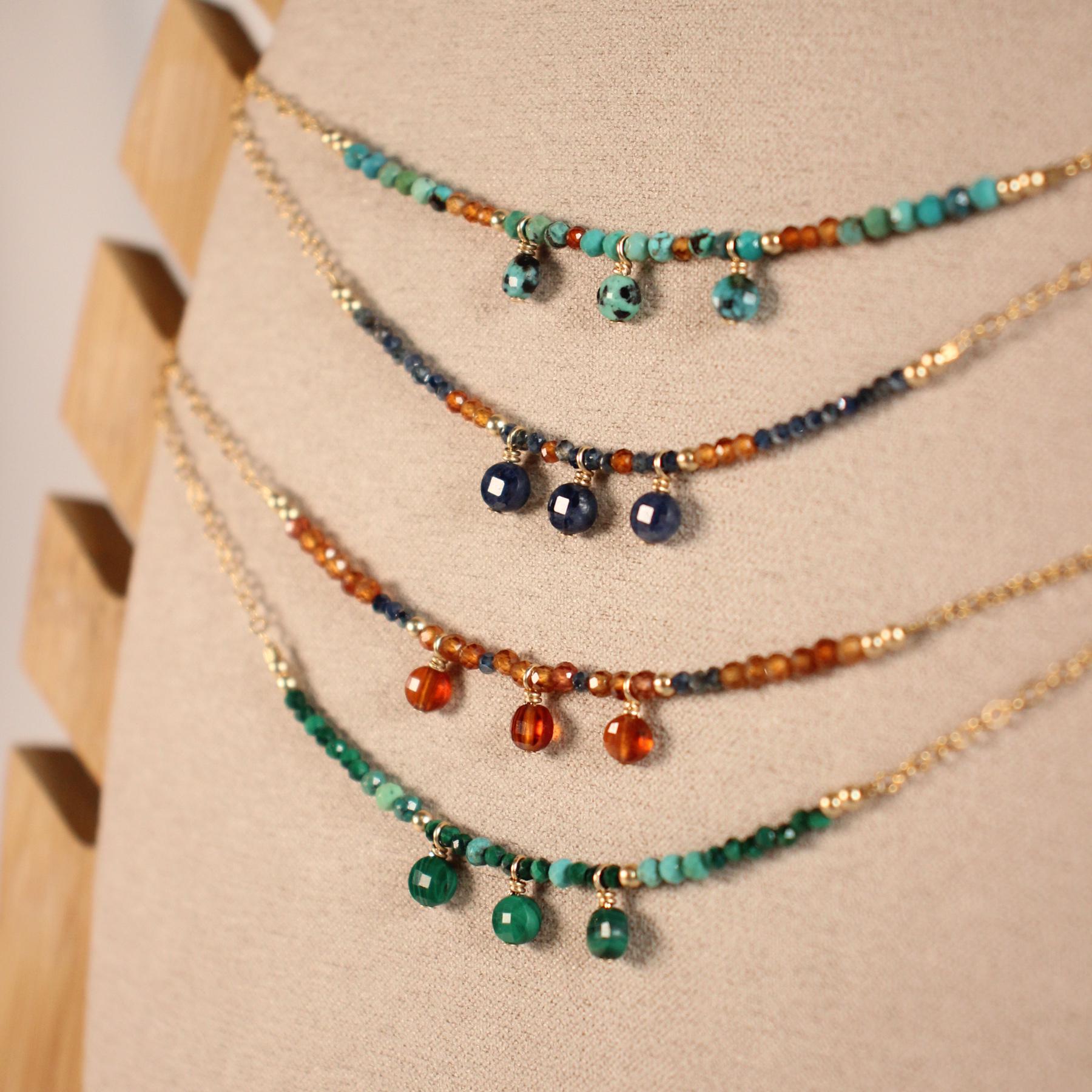 Sommer-Trio-Halskette Aus Goldgefülltem Gold Und Halbedelsteinen. Reihe Hessonit-, Türkis-, Malachit - Saphirperlen. Feiner Schmuck von ApresLaPluieBijoux