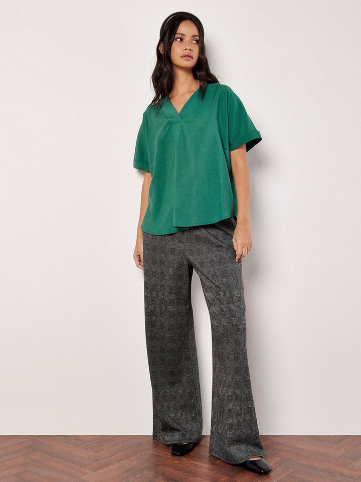 Apricot Blusenshirt Pleat Detail V-Neck Top mit umgeschlagenen Ärmeln von Apricot