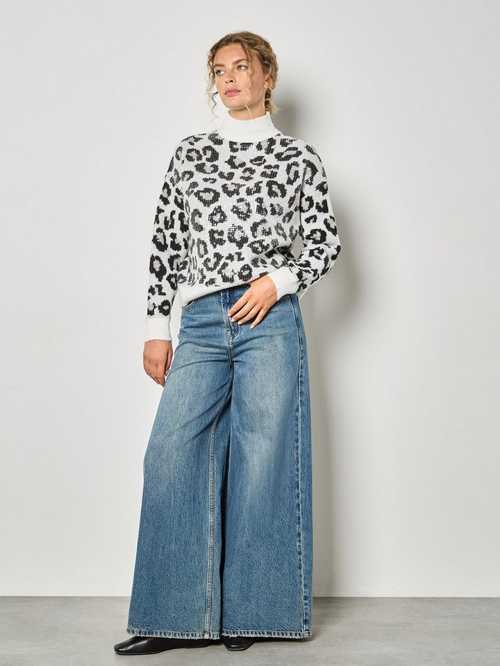 Apricot Rundhalspullover Stehkragenpullover mit Leo-Muster und Pailletten von Apricot