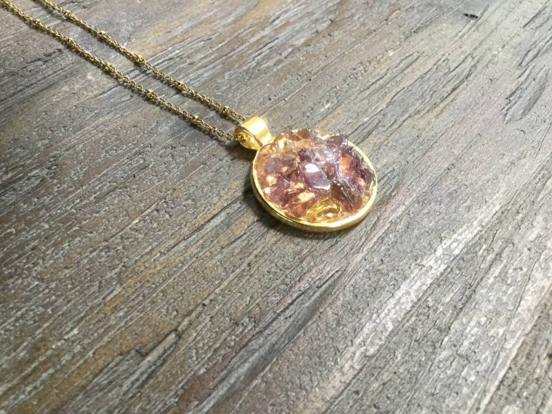 Amethyst Citrin Ametrin Gold Anhänger Halskette/Moderne Boho/Mutige Statement Halskette/Roher Edelstein von AprilSueDesigns