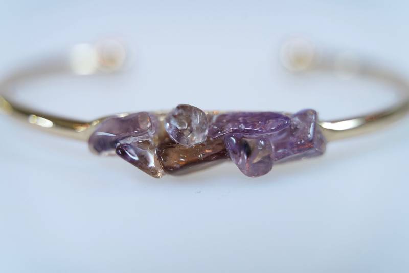 Amethyst Gold Armreif Polierter Edelstein Armreif, Boho Schmuck von AprilSueDesigns
