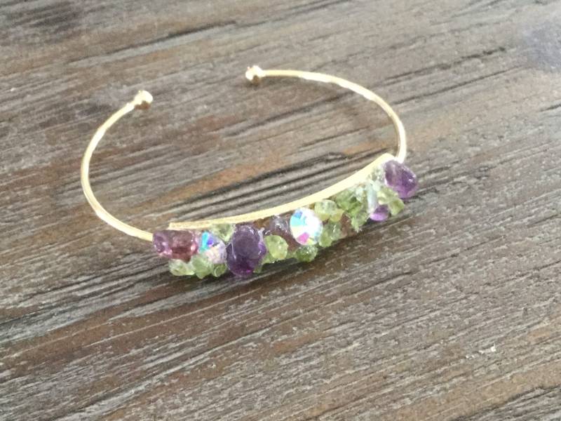 Amethyst Peridot Kristall Armreif Gold Edelstahl Manschette Armband Amethyst Peridot Kristall Armreif Gold Edelstahl Manschette Armband von AprilSueDesigns