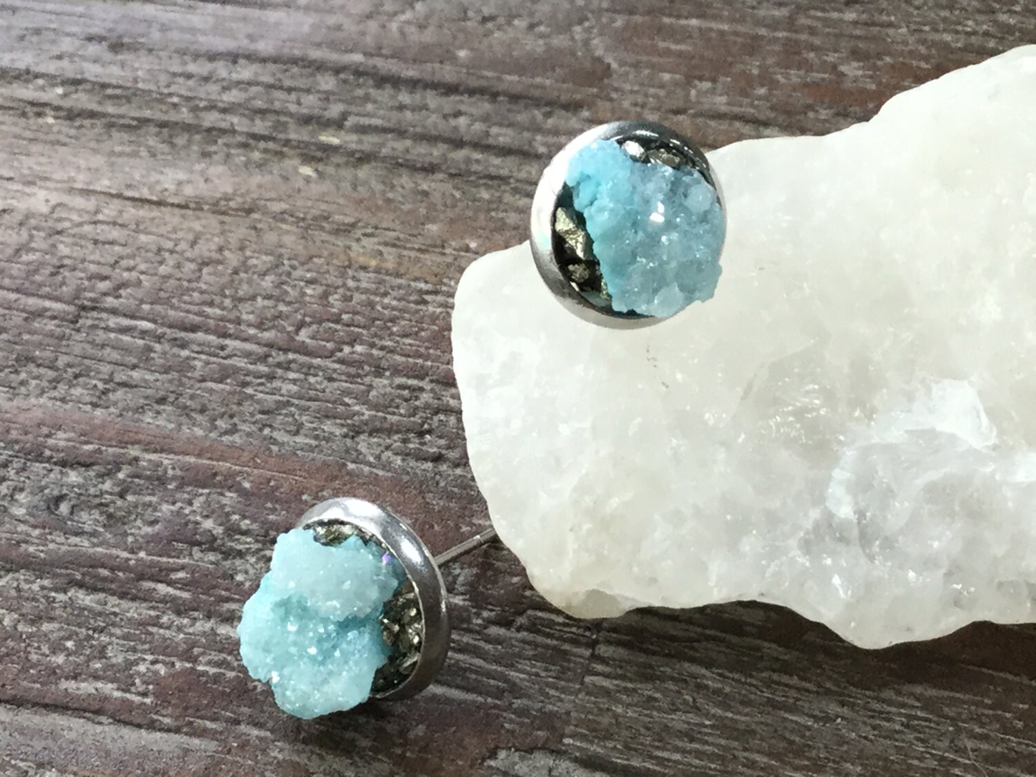 Aqua Druzy Achat Ohrstecker Pyrit-Akzent, Chirurgenstahl Aqua Druzy Achat Ohrstecker Pyrit-Akzent, Chirurgenstahl von AprilSueDesigns