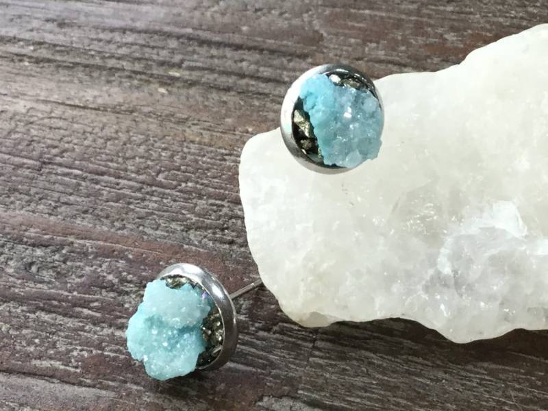 Aqua Druzy Achat Ohrstecker Pyrit-Akzent, Chirurgenstahl Aqua Druzy Achat Ohrstecker Pyrit-Akzent, Chirurgenstahl von AprilSueDesigns