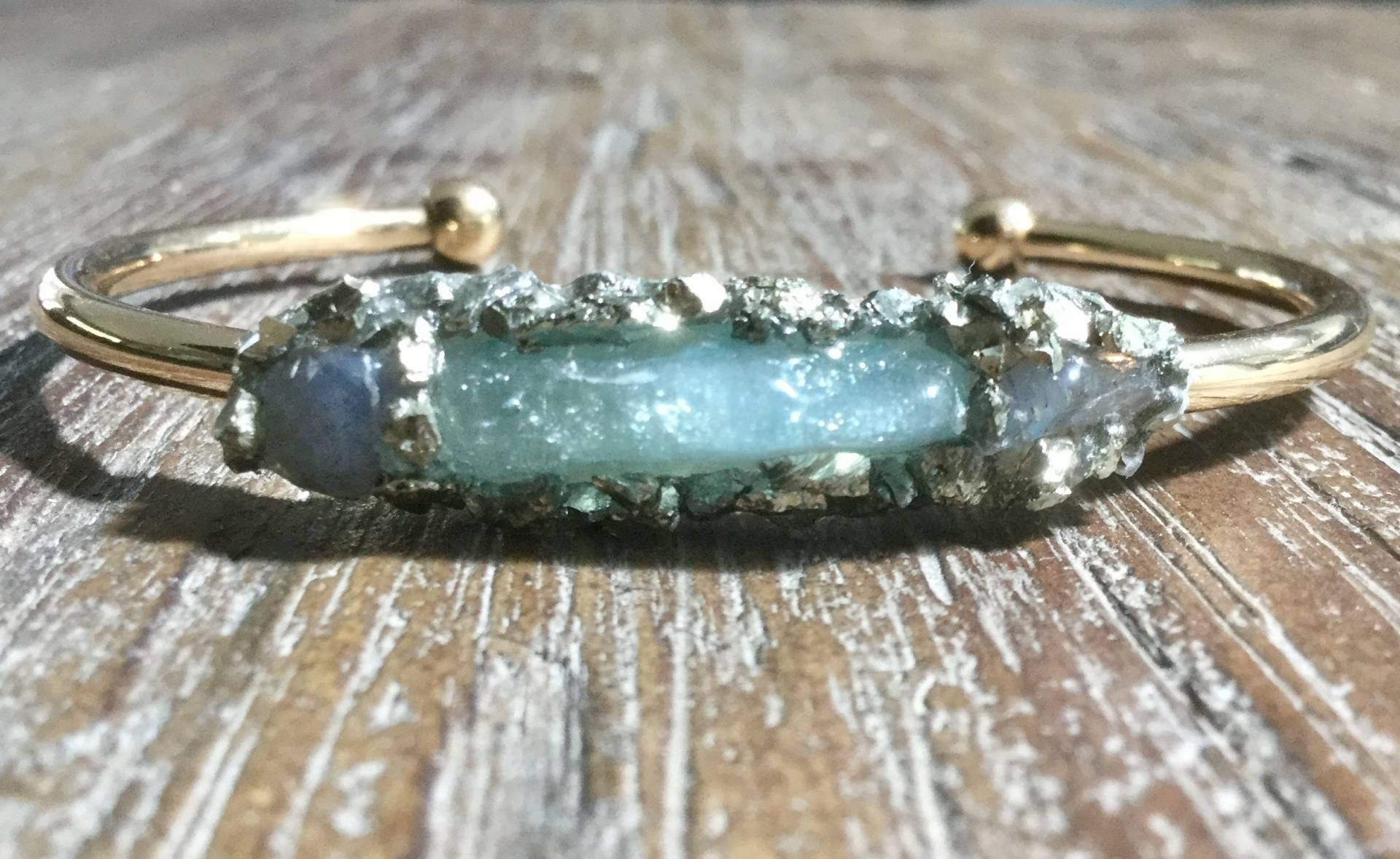 Aquamarin Labradorit Pyrit Gold Armreif Boho Armband Aquamarin Labradorit Pyrit Gold Armreif Boho Armband von AprilSueDesigns