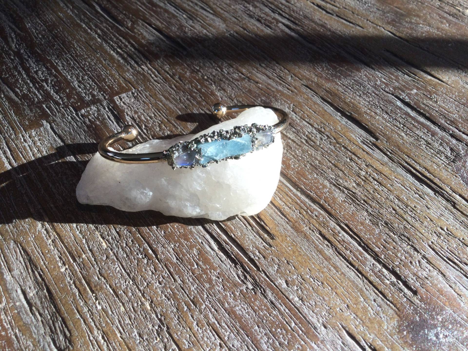 Aquamarin Mondstein Pyrit Armreif Boho Edelstein Armreif von AprilSueDesigns