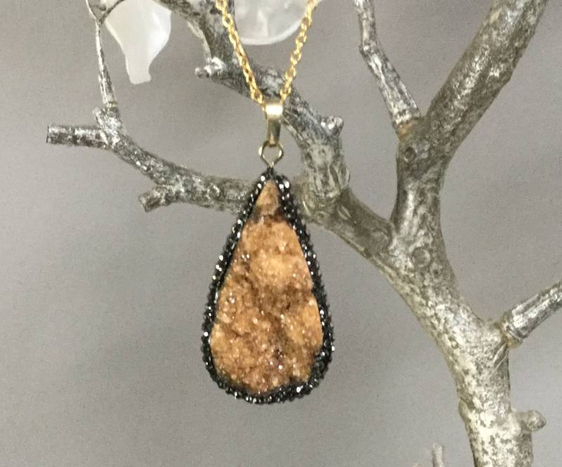 Citrin Druzy Kristall Anhänger Halskette Strass Shell Wrap Citrin Druzy Kristall Anhänger Halskette Strass Shell Wrap von AprilSueDesigns