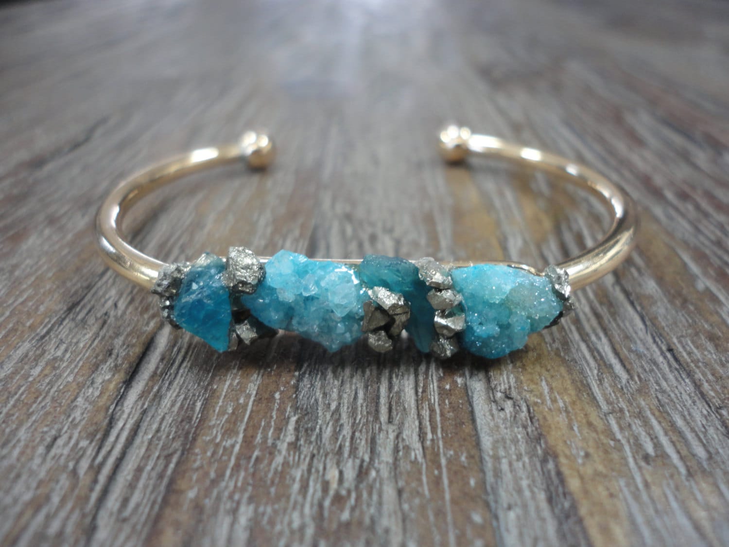 Roher Apatit & Pyrit Armreif Neon Blaues Druzy Boho Armband Roher Apatit & Pyrit Armreif Neon Blaues Druzy Boho Armband von AprilSueDesigns