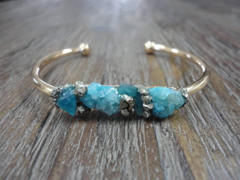 Roher Apatit & Pyrit Armreif Neon Blaues Druzy Boho Armband Roher Apatit & Pyrit Armreif Neon Blaues Druzy Boho Armband von AprilSueDesigns