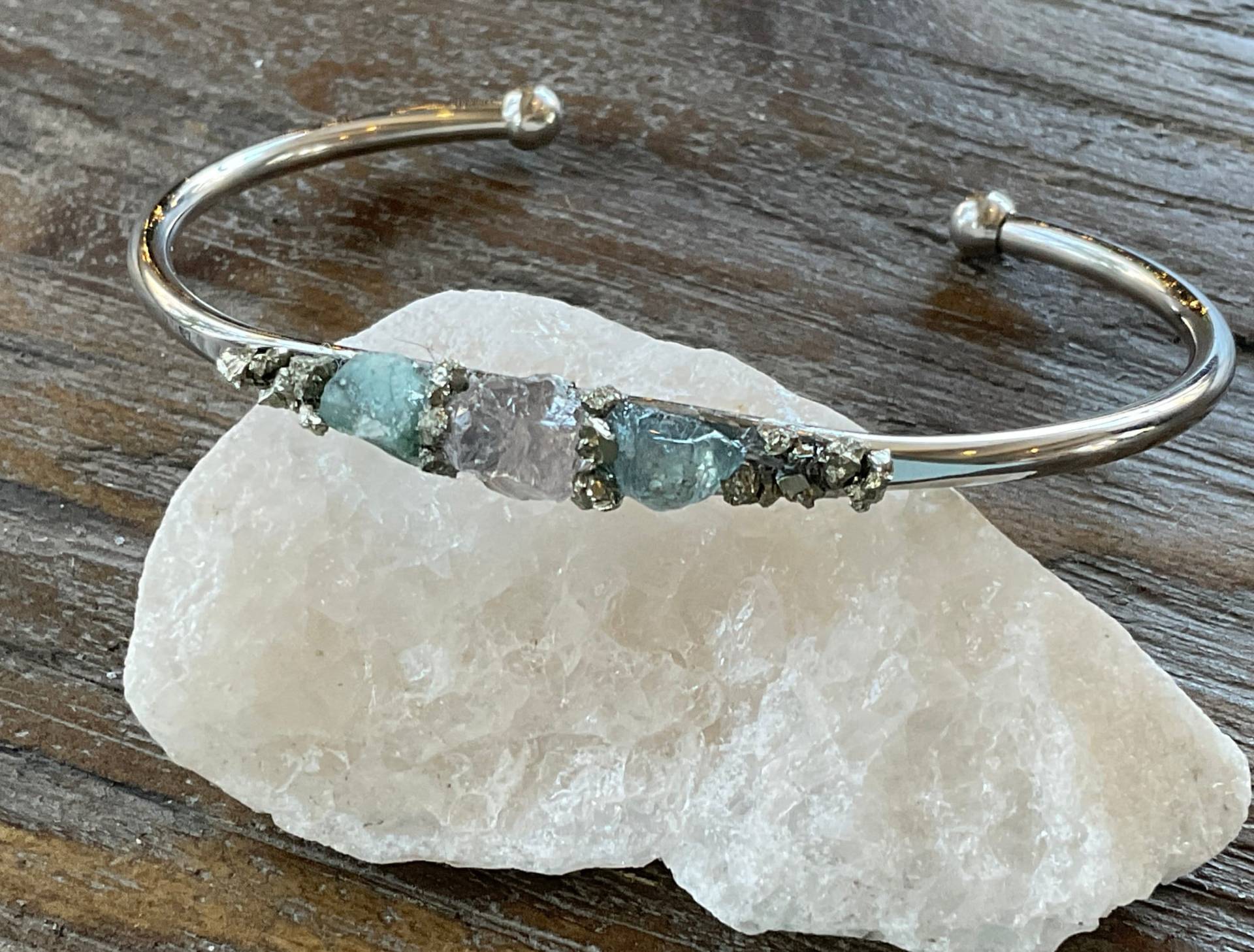 Roher Rosenquarz, Aquamarin Und Smaragd, Mit Pyrit, Armreif Aus Silber Oder Gold Roher Rosenquarz, Aquamarin Und Smaragd, Mit Pyrit, Armreif Aus Silber Oder Gold von AprilSueDesigns