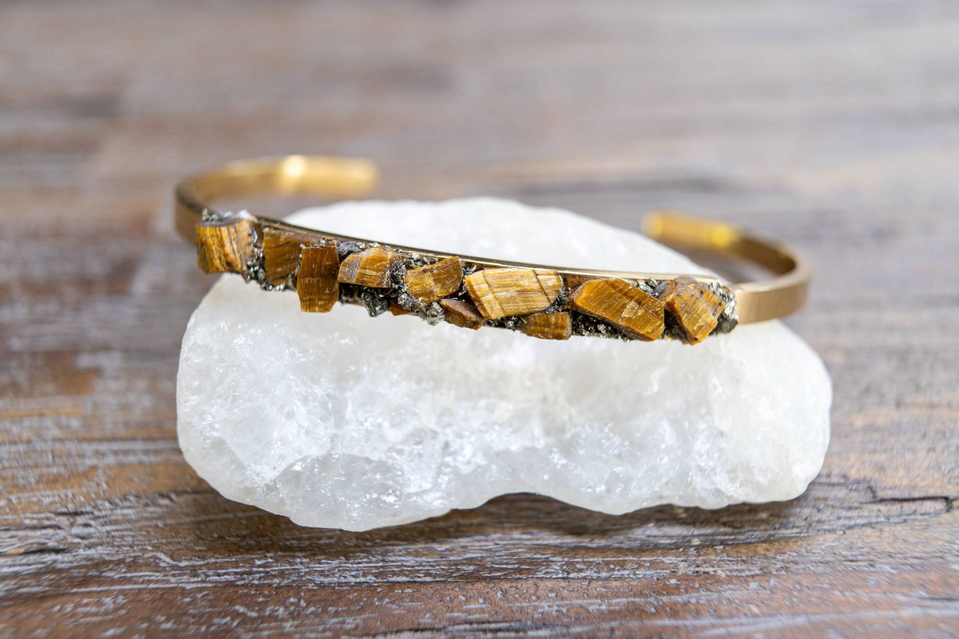 Tigerauge Mit Pyrit Silber Oder Gold Offener Armreif/Modernes Boho Armband/Edelstahl/Gelb Gold Braune Steine Tigerauge Mit Pyrit Silber Oder Gold Offener Armreif/Modernes Boho Armband/Edelstahl/Gelb Gold Braune Steine von AprilSueDesigns