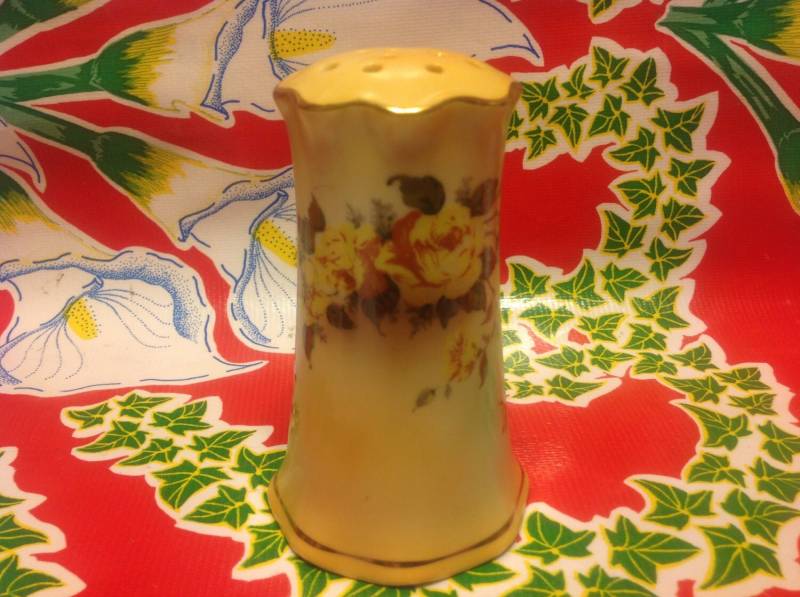 Vintage Handbemalte Porzellan Hutstifthalter - Fleur De Lys Prince Of Wales Marke Vintage Handbemalte Porzellan Hutstifthalter - Fleur De Lys Prince Of Wales Marke von ApronForest