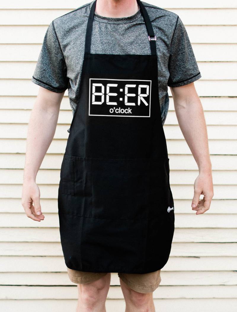 Beer O'clock Herren Schürze/Lustige Grillschürze Große 1 Größe Fits All Mit Verstellbarem Halsausschnitt Und Langen Taillenbindungen Geschenk von ApronMen