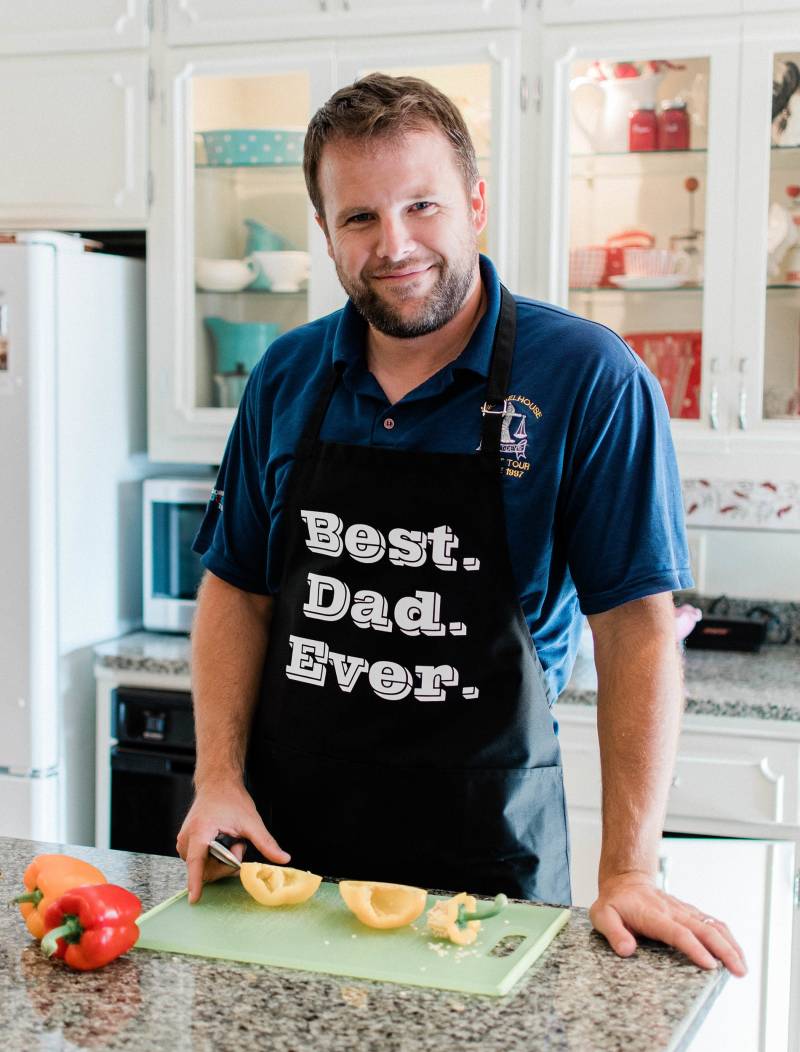 Best Dad Ever Schürze/Vatertag Grillgeschenk Große 1 Größe Passt Für Alle Mit Verstellbarem Hals Und Langen Taillenkrawatten Best Dad Ever Schürze/Vatertag Grillgeschenk Große 1 Größe Passt Für Alle Mit Verstellbarem Hals Und Langen Taillenkrawatten von ApronMen