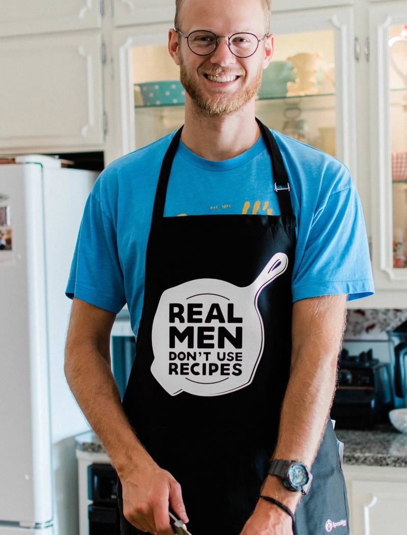 Echte Männer Verwenden Keine Rezepte Schürze/Lustige Grillschürze Für Große 1 Größe Passt Mit Verstellbarem Hals Und Langen Taillenbändern von ApronMen