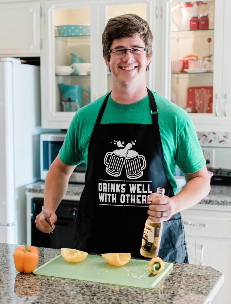 Getränke Gut Mit Anderen Schürze/1 Größe Passt Alle Großen Verstellbaren Hals Lustige Bbq Grillen Für Papa Oder Opa Vatertagsgeschenk von ApronMen