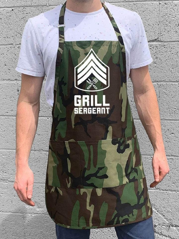 Grillschürze/Lustige Grillschürze Väter - Papa & Opa Große 1 Größe Passend Für Alle Mit Verstellbarem Halsband Armee Grillschürze/Lustige Grillschürze Väter - Papa & Opa Große 1 Größe Passend Für Alle Mit Verstellbarem Halsband Armee von ApronMen