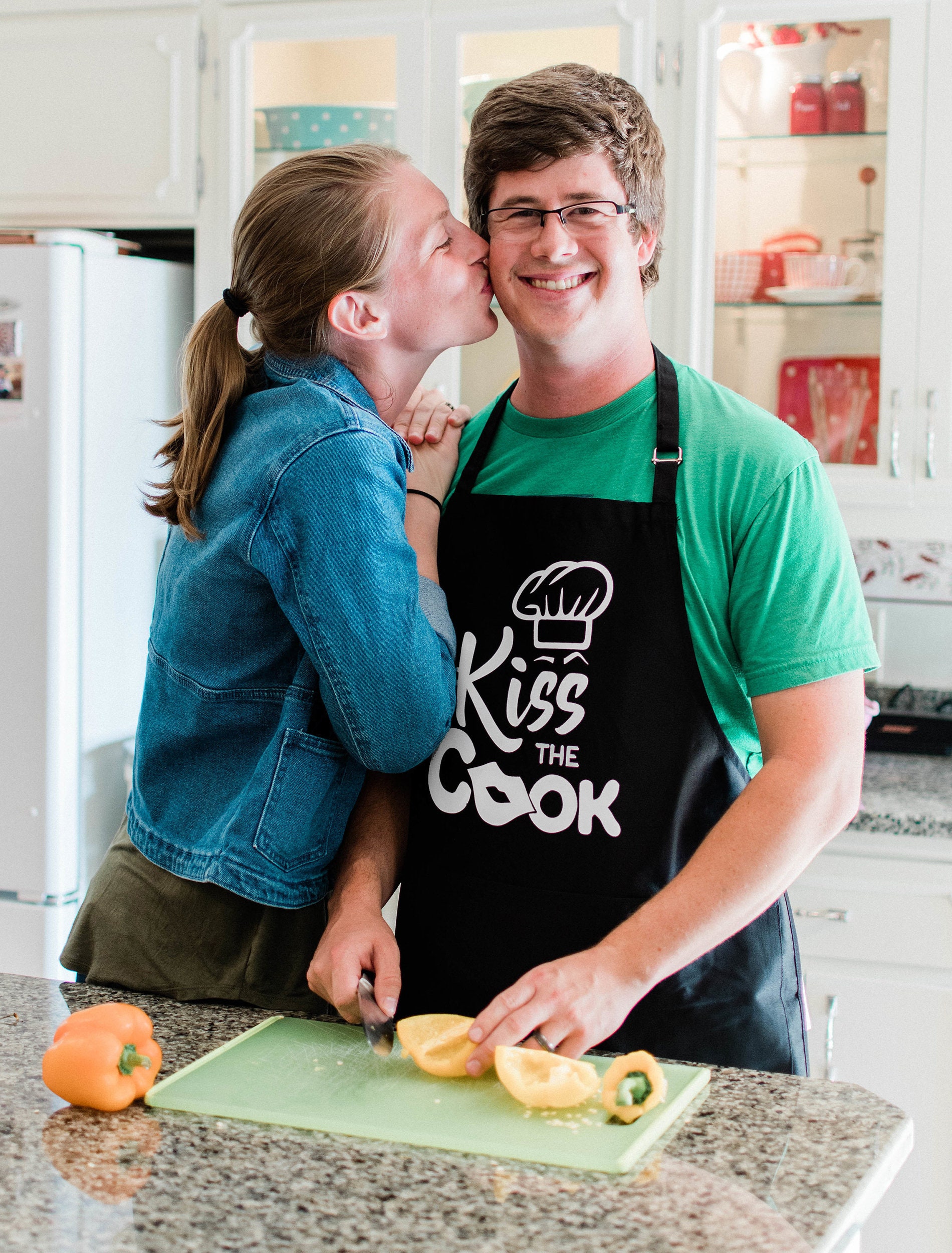 Kiss The Cook Schürze Mit Großem Verstellbaren Hals/Lustige Grillschürze Für Papa Oder Opa Große Lippen 1 Size Fits All von ApronMen