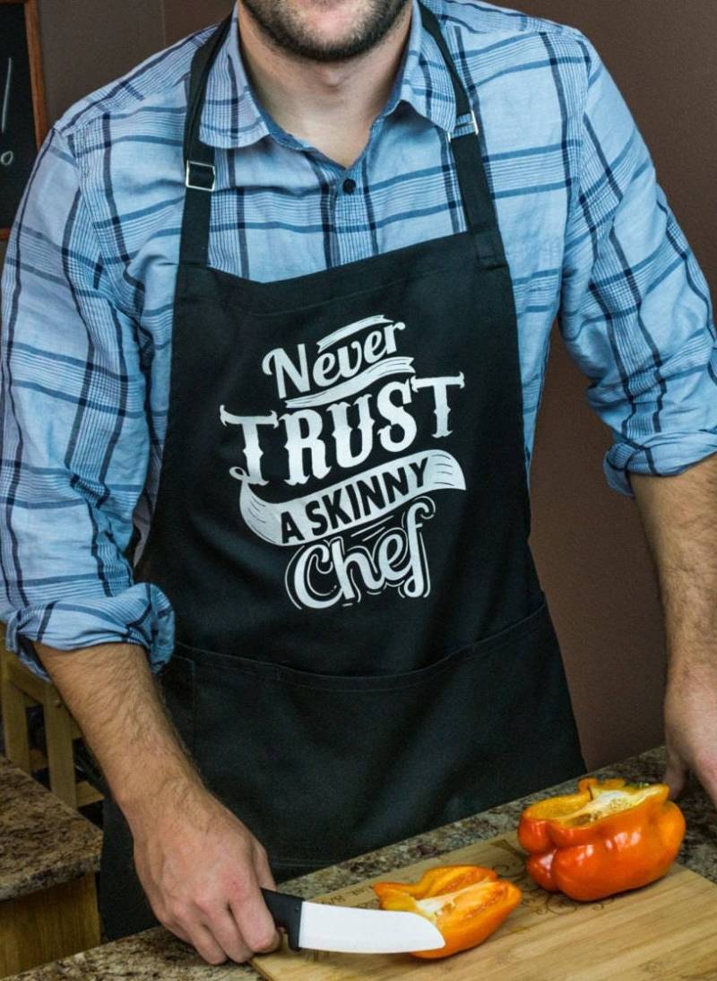 Never Trust A Skinny Koch Schürze/Lustige Grillschürze Für Köche & Große 1 Größe Passt Alle Verstellbarer Hals Mit Langen Taillenkrawatten von ApronMen