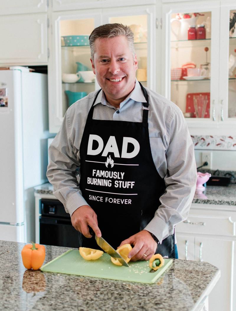 Vater. Famously Burning Stuff Since Forever Apron/Lustige Grillschürze Grillgeschenk Für Papa & Opa Große 1 Größe Passt Alle Mit Verstellbarem Hals von ApronMen