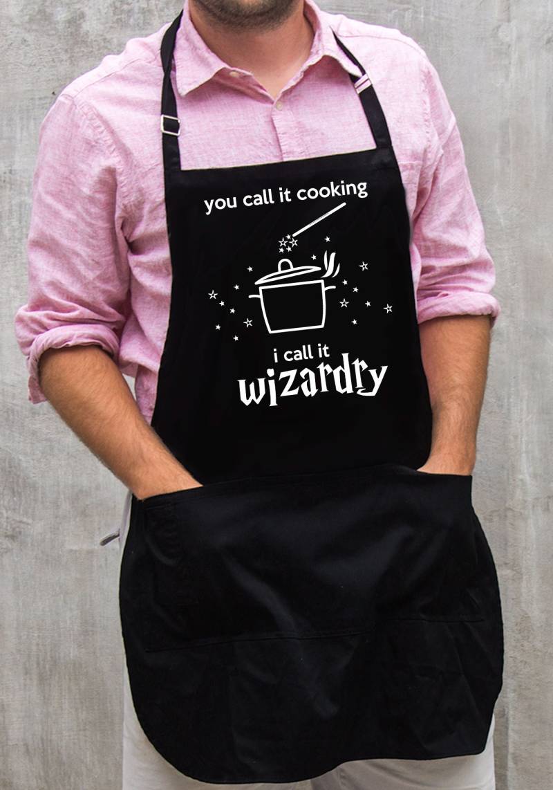 You Call It Kochen, Ich Nenne Es Zauberei Schürze/Grillen Geschenk Für Magie-Liebhaber Große 1 Größe Fits All Mit Verstellbarem Halsausschnitt You Call It Kochen, Ich Nenne Es Zauberei Schürze/Grillen Geschenk Für Magie-Liebhaber Große 1 Größe Fits All Mit Verstellbarem Halsausschnitt von ApronMen
