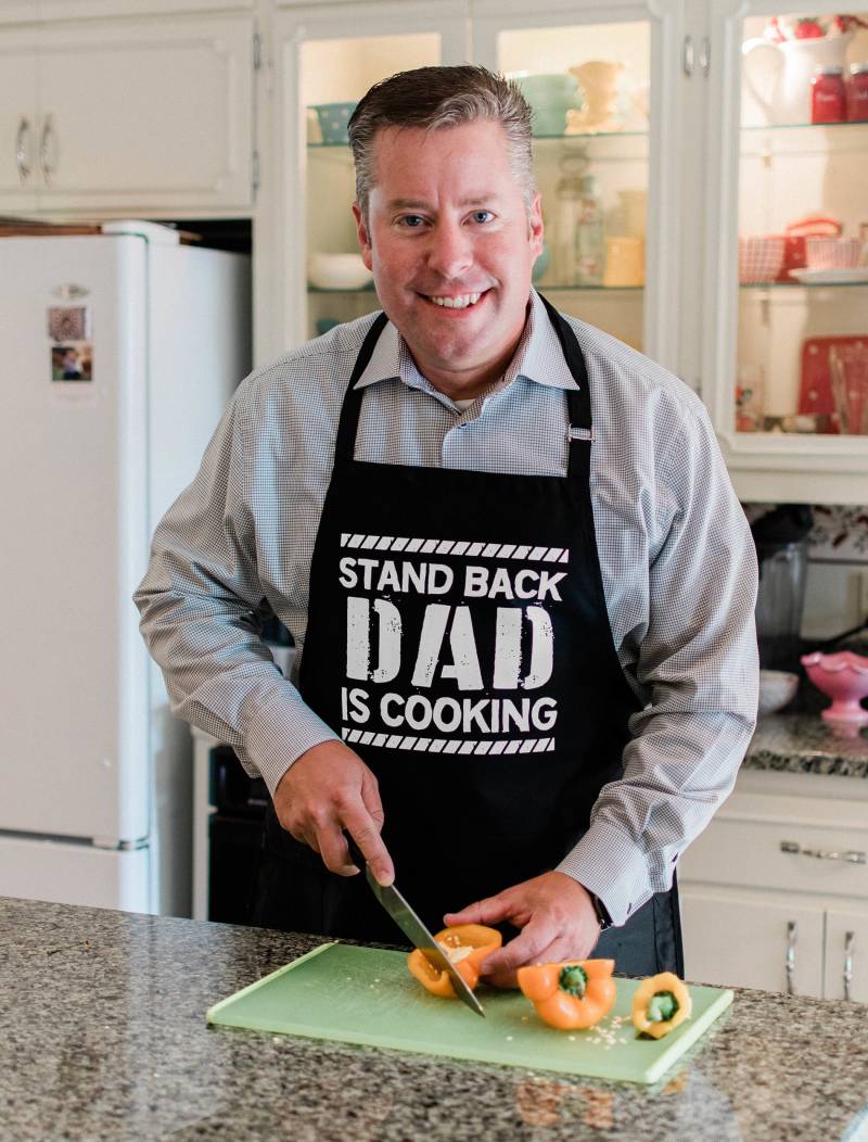 stand Back Dad Kochschürze/Lustige Grillschürze Für Väter - Papa & Opa Große 1 Größe Passend Alle Mit Verstellbarem Hals stand Back Dad Kochschürze/Lustige Grillschürze Für Väter - Papa & Opa Große 1 Größe Passend Alle Mit Verstellbarem Hals von ApronMen