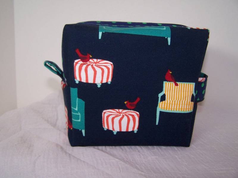 Aqua Couch Reißverschluss Kosmetiktasche, Schminktasche, Navy Blue Box Bag Aqua Couch Reißverschluss Kosmetiktasche, Schminktasche, Navy Blue Box Bag von AptosBeach