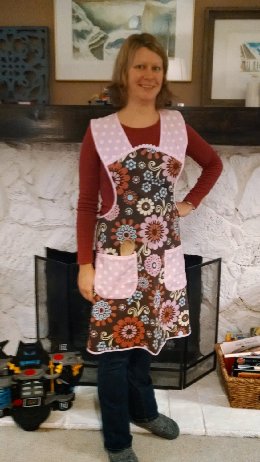 Frauen Rosa Polka Dot Und Braun Geblümte Schürze, Kein Pull Hals Größe Groß, Retro-stil Hostess Schürze Frauen Rosa Polka Dot Und Braun Geblümte Schürze, Kein Pull Hals Größe Groß, Retro-stil Hostess Schürze von AptosBeach