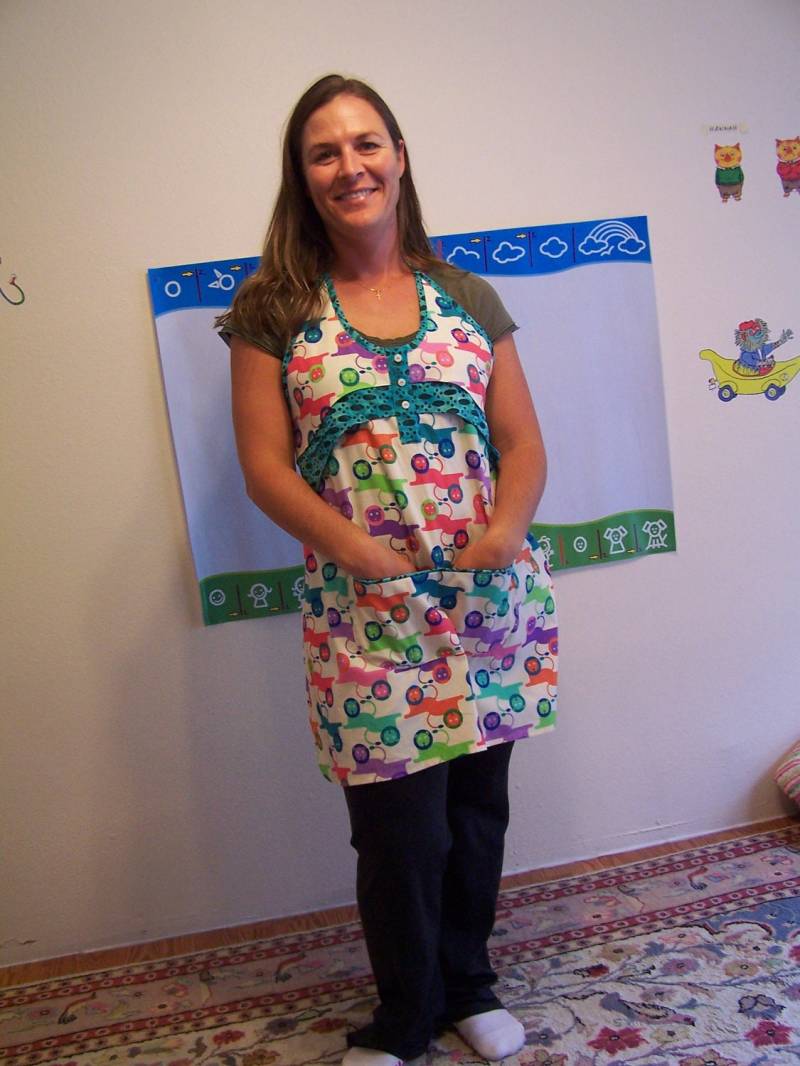 Schürze, Lounging Lions Und Teal Fußabdrücke Damen Voll Schürze Mit Knöpfen, Versandfertig Schürze, Lounging Lions Und Teal Fußabdrücke Damen Voll Schürze Mit Knöpfen, Versandfertig von AptosBeach