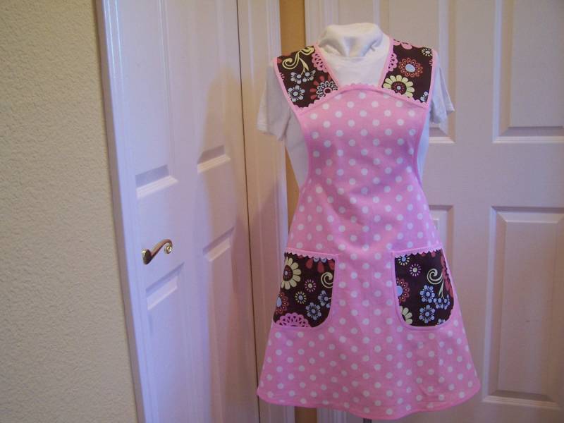 Womens Rosa Polka Dot Schürze, Kein Pull Neck Retro-stil Hostess Schürze Womens Rosa Polka Dot Schürze, Kein Pull Neck Retro-stil Hostess Schürze von AptosBeach