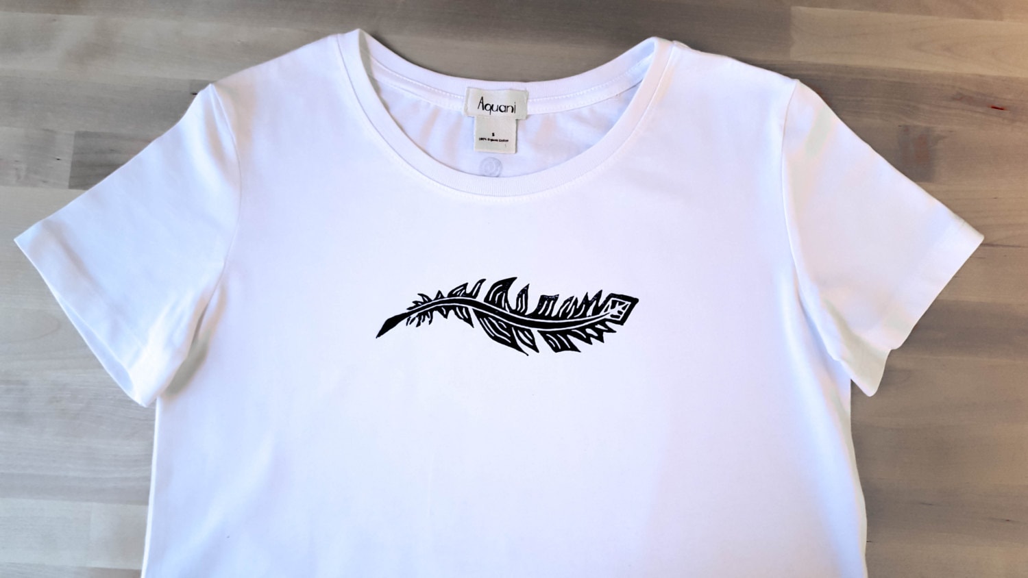 Abstrakter Federn Print Bio-Baumwolle T-Shirt, Leichte Loungewear von Aquani