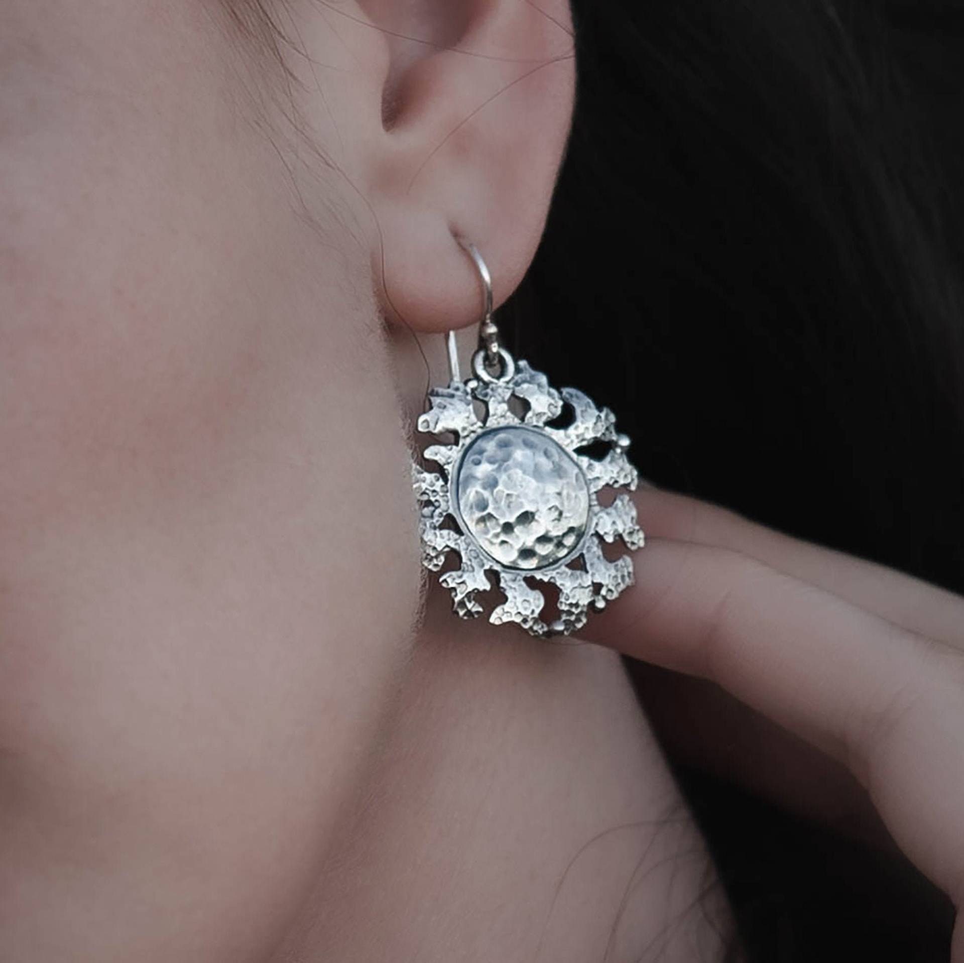 Gehämmerte Sterling Silber Sunshine Tropfen Ohrringe, Handgemacht von Aquani